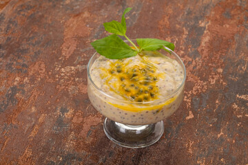 Pudding with chia and passion fruit