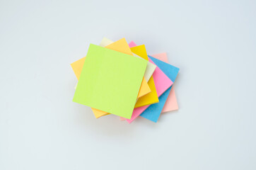 Sticky-colored paper leaves to remind you of important things