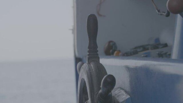 Timone in cabina del capitano