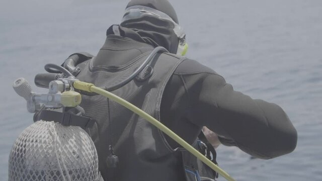 Sub che si tuffa in acqua da una barca