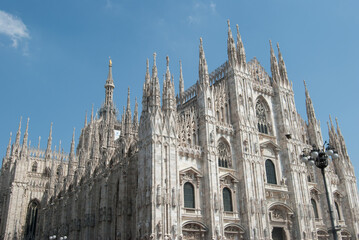 Fototapeta na wymiar facade of Milan cathedral with blue sky