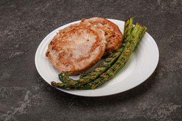 Grilled tuna steak with asparagus
