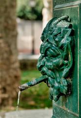 Fontaine en fonte à Saint-Geniez-d'Olt, France