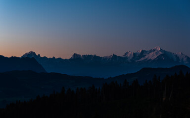 Panorama sur le massif du Mont-Blanc, les grandes Jorasses, l'aiguille verte et la grand dru au lever du soleil, montagne Haute-Savoie