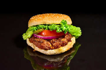 Mega hamburguesa con lechuga, tomate, pepinillos y carne jugosa.