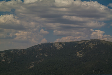 góra chmury niebo las skały © Katarzyna