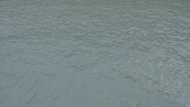 Riflessi in mare calmo limpido