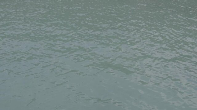 Riflessi in mare calmo limpido