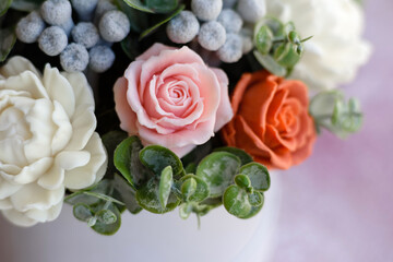 Obraz na płótnie Canvas Bouquet of beautiful bright rose flowers in a gift cylindrical cardboard box