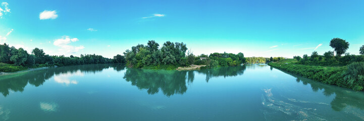 Fototapeta na wymiar Piave - Ansa panoramica sul fiume degli argini con alberi e vegetazione in Veneto