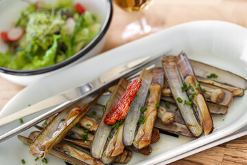 couteaux de mer cuisiné à l'ail et au persil