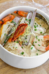 Choucroute de la mer , Choucroute de poissons
(haddock, saumon, cabillaud et grosses crevettes)