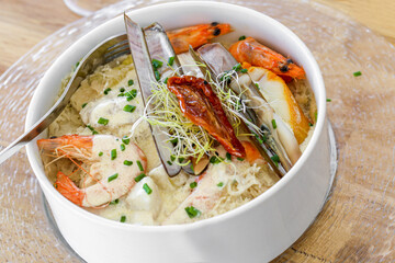 Choucroute de la mer , Choucroute de poissons
(haddock, saumon, cabillaud et grosses crevettes)
