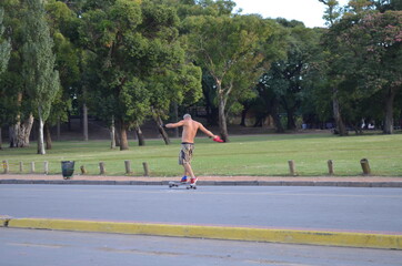 hombre andando en patineta