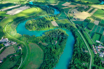 Fiume Piave - Anse viste dall alto con alberi e verde della laguna © Etna ·REC Attivo