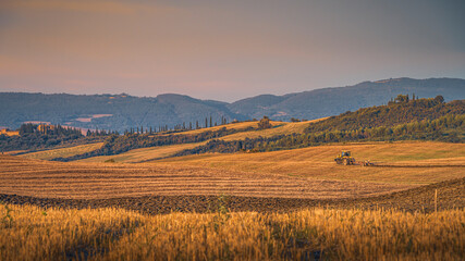 Obraz premium Magnificent summer sunset over Tuscany fields and hills