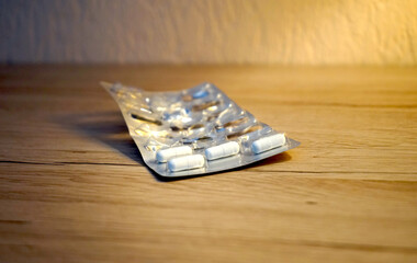 Pharmazie: Packung mit Pille, Tabletten, Kapseln auf dem Nachttisch
