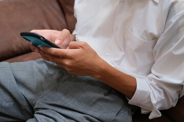 スマホを操作する男性