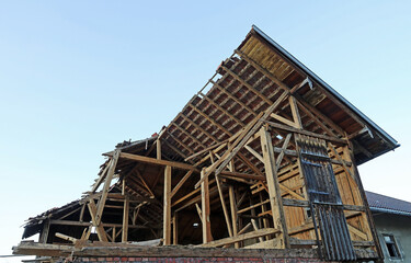 Ein altes Holzhaus wird abgerissen