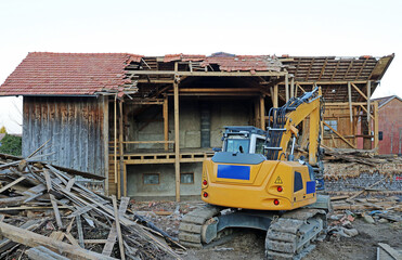 Fototapeta na wymiar Ein altes Bauernhaus wird abgerissen