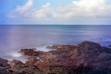 Fototapeta na wymiar Vue apaisante de l'océan Atlantique depuis les rochers