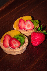 Delicioso postre de fresa, kiwi y durazno