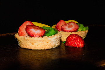 Delicioso postre de fresa, kiwi y durazno