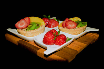 Deliciosa combinación de frutas y postres.
