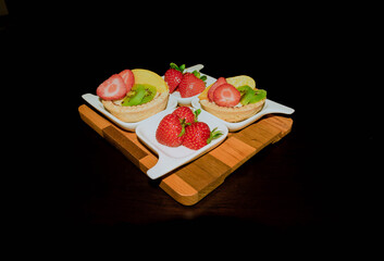Deliciosa combinación de frutas y postres.