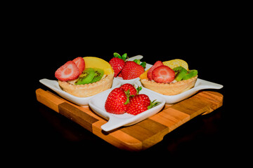 Deliciosa combinación de frutas y postres.
