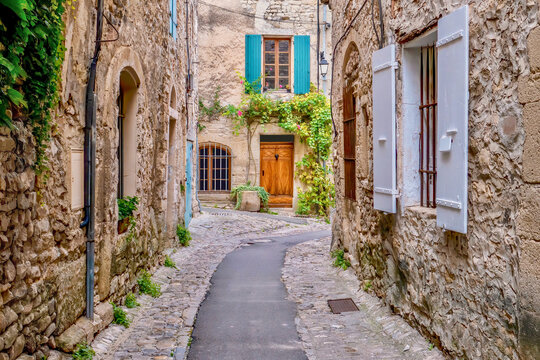 Fototapeta A quaint narrow lane running through the medieval area of Vaison la Romaine, a village in the Vaucluse region of Provence, France.