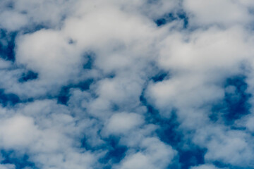 Obraz premium Puffy white cumulus clouds