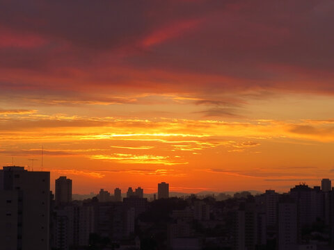 P&ocirc;r do sol na cidade