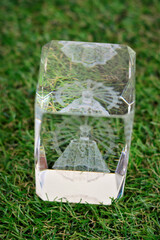 Imagem tridimensional de Nossa Senhora parecida impresso dentro do cubo de cristal