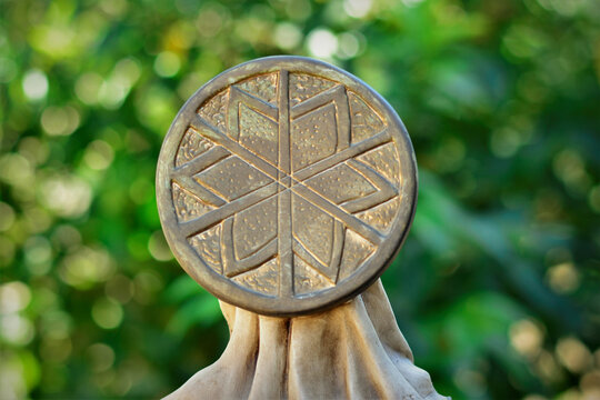 Detalhes do c&iacute;rculo na cabe&ccedil;a de Maria com a estrela de Davi