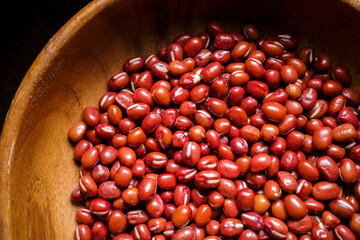 木製の器の中の大納言小豆