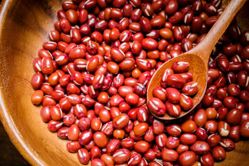 木製のスプーンですくった大納言小豆