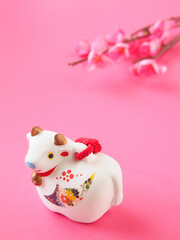 【2021・丑年 年賀状向け画像】丑の正月飾りの写真素材