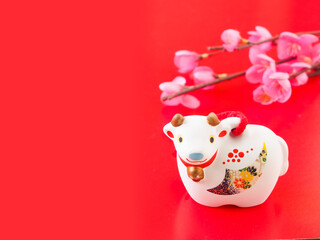 【2021・丑年 年賀状向け画像】丑の正月飾りの写真素材