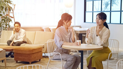 Obraz premium カフェで話す人々 コワーキングスペース