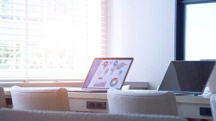 無人のオフィスイメージ　ノートパソコン