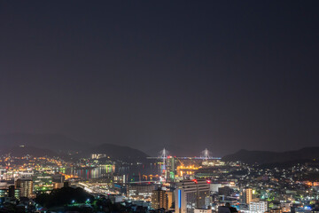 長崎に暮らす人が見る夜景　長崎港と女神大橋を望む