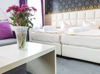 Doppelbett mit Blumenstrauss