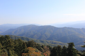 遥か彼方まで山々が連なる風景