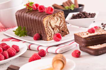 Marble cake with raspberries.
