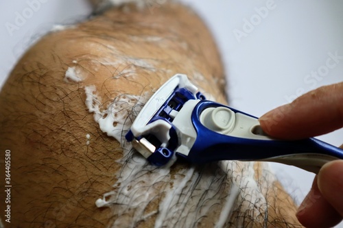 水の抵抗を無くすために足のムダ毛を剃る水泳選手 Wall Mural Masamasa3