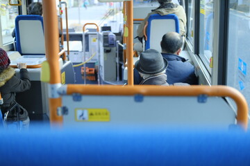 バス車内