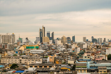 Fototapeta premium Bangkok, Tajlandia - 10 lipca 2020 r .: Pejzaż Bangkoku z Wat Saket Ratcha Wora Maha Wihan (Wat Phu Khao Thong, świątynia Golden Mount), popularnej atrakcji turystycznej