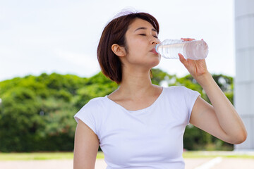 女性　水分補給