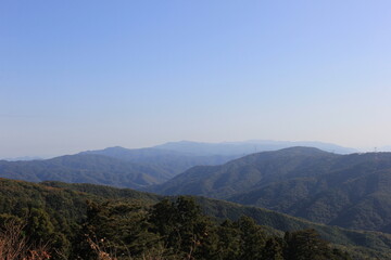 遥か彼方まで山々が連なる風景